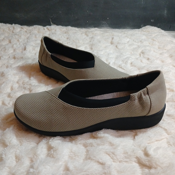 Clarks Cloudsteppers Sillian Jetay Shoes Womens Size 9.5M Beige Slip On Comfort - Picture 5 of 11